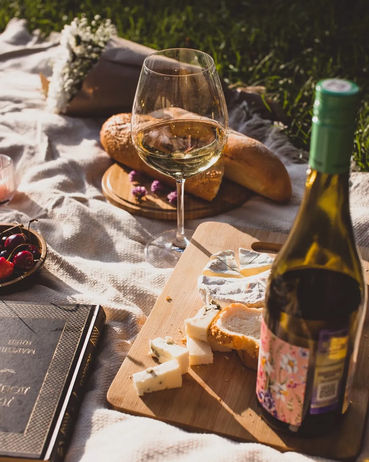 Tavola apparecchiata con calici di vino